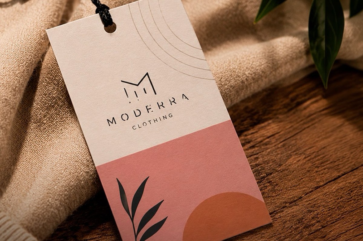 Etiqueta e tag personalizada em produto de vestuário