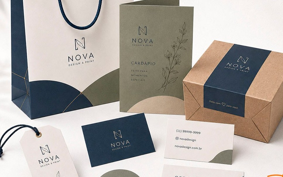 Conjunto de papelaria corporativa personalizada: sacola, pasta, caixa e cartões